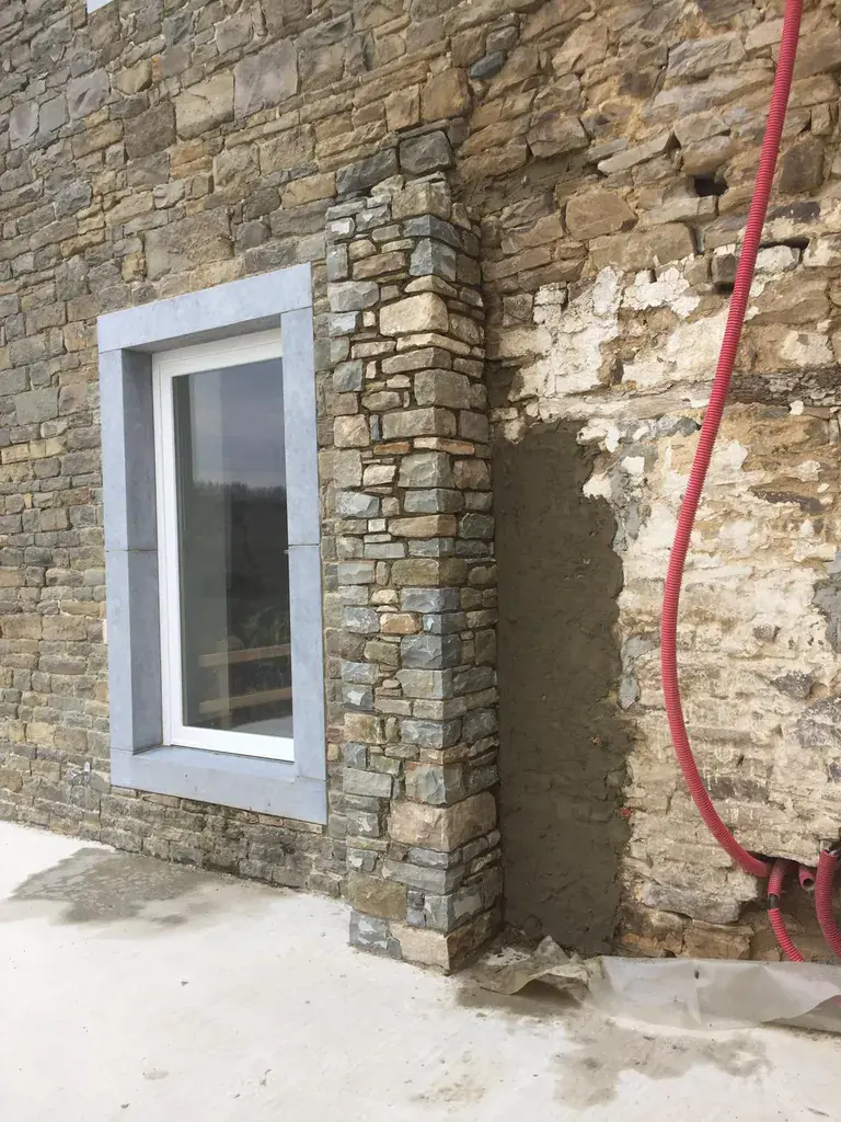 Restauration d’un mur de clôture en moelñons – Ardennes